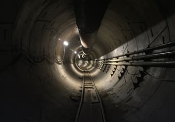Видео дня: кроссовер Tesla Model X прокатили по туннелю The Boring Company