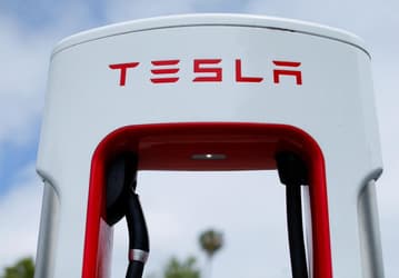 Электромобили Tesla получат функции «полностью самоуправляемого движения» в августе