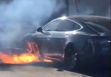 Автомобиль Tesla Model S известного режиссёра воспламенился просто во время движения