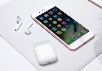 Слухи приписывают футляру новой версии наушников Apple AirPods способность выступать в роли беспроводной зарядки для iPhone