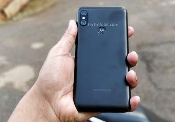 Смартфон Motorola One Power с вырезом в верхней части экрана позирует на живых фото