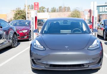 Tesla расширяет прием заказов на электромобили Model 3 и снижает цены