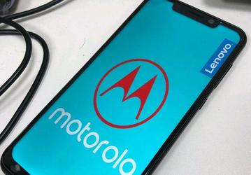 Появилось первое «живое» фото смартфона Motorola One Power с вырезом вверху экрана