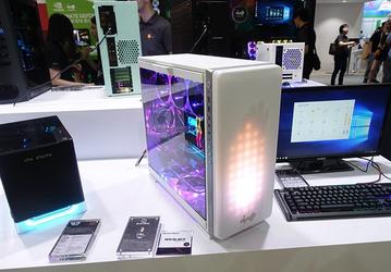 Разработчики превратили всю переднюю панель корпуса In Win 307 в дисплей