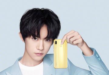 Смартфон Huawei Nova 3 показан производителем