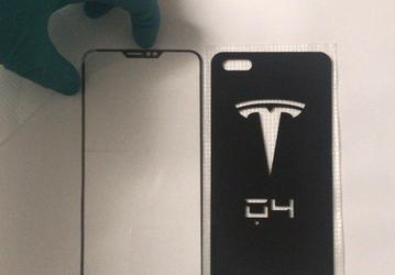 Фото дня: первое изображение панелей смартфона Tesla Quadra