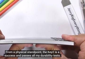 «Отличная работа, BlackBerry»: блогер JerryRigEverything хвалит смартфон BlackBerry KEY2 после провального BlackBerry KEYone