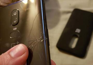 Несколько владельцев смартфона OnePlus 6 утверждают, что у них само по себе треснуло стекло, прикрывающее тыльную сторону аппарата