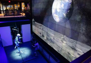 Samsung использовала настоящий тренажёр NASA для создания симулятора астронавта на Луне 