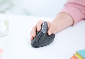 Logitech представила вертикальную компьютерную мышь MX Vertical