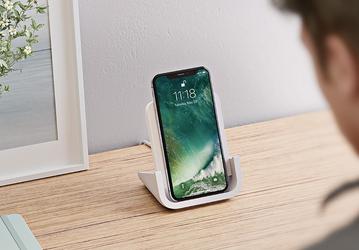 Logitech Powered Wireless Charging Stand — беспроводная зарядная станция, созданная совместно с Apple