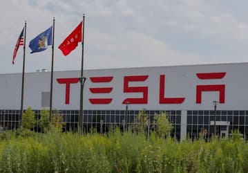 Производственные проблемы Tesla распространяются и на «солнечные крыши»