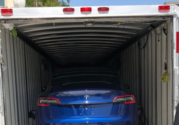 Tesla начала доставлять машины владельцам прямо с завода