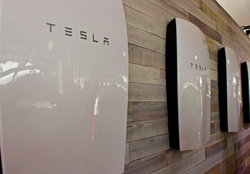 Домашние аккумуляторы Tesla Powerwall получили грозовой режим Storm Watch