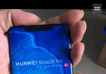Фото Huawei Mate 20 Pro демонстрирует скругленные края и вырез дисплея