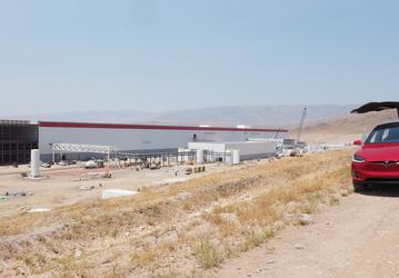 На заводе Tesla Gigafactory вспыхнул пожар
