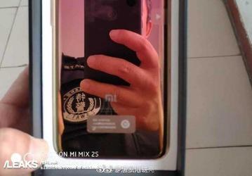 Фото дня: настоящий смартфон Xiaomi Mi 8 Screen Fingerprint достают из коробки