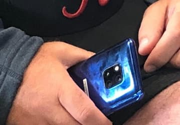 Синий смартфон Huawei Mate 20 Pro сумели сфотографировать в метро