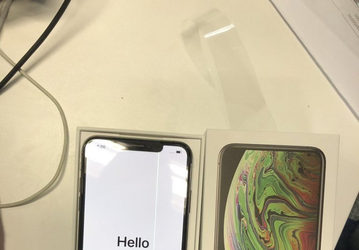 Фото дня: iPhone XS Max с бракованным дисплеем