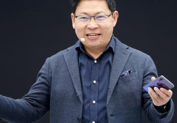 Глава Huawei пообещал складной смартфон с гибким экраном в течение года