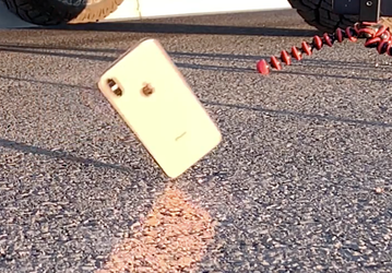 Видео дня: iPhone XS не удалось разбить в тесте на падение