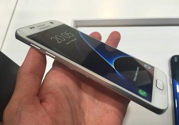 Одна из версий Samsung Galaxy S10 получит плоский экран