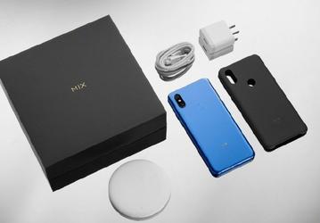 Беспроводная зарядка входит в комплект поставки всех версий смартфона Xiaomi Mi Mix 3