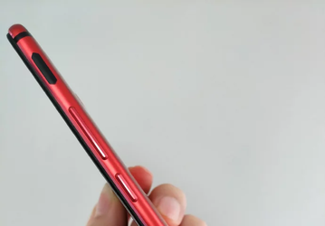 Первое живое фото игрового смартфона Nubia Red Magic 2 демонстрирует привычные для геймеров кнопки