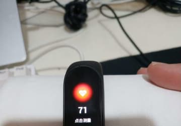 Фитнес-браслет Xiaomi Mi Band 3 находит пульс у салфетки