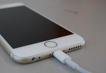 iPhone самостоятельно заказал президентский люкс, владелица винит зарядное устройство