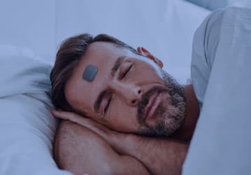 Трекер сна Beddr SleepTuner нужно клеить себе на лоб