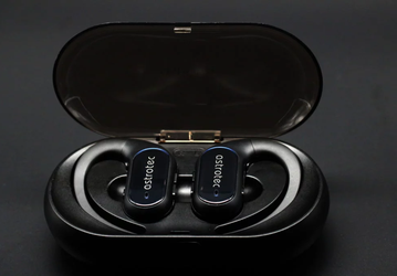 Беспроводная гарнитура Astrotec S70 подключается по каналу Bluetooth 5.0 и работает до 36 часов