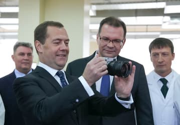 Медведев испытал новый фотоаппарат «Зенит», созданный совместно с Leica