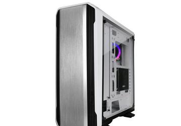 В оформлении корпуса Raidmax Magnus используется сочетание белого цвета и матового алюминия 