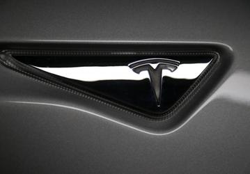 На Tesla подали в суд в связи с гибелью пассажира из-за неисправной батареи электромобиля Model S, на скорости 187 км/ч врезавшегося в бетонное ограждение