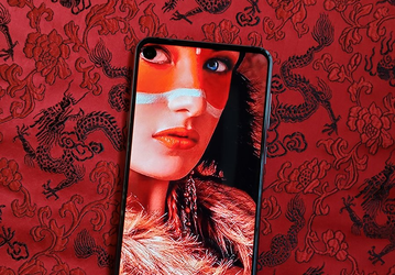 При правильном подходе врезанная в экран камера Samsung Galaxy A8s становится «невидимой»