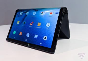 Первый в мире гибкий смартфон оказался ужасным