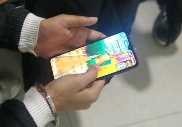 Опубликованы живые фото смартфона Samsung Galaxy M20, он сможет приятно порадовать своей автономностью