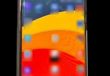 «Живое» фото смартфона Galaxy S10: тонкие рамки, камера в экране и изогнутый дисплей