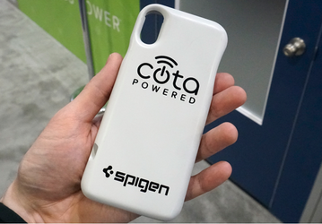 Spigen показала чехол-аккумулятор для смартфонов, который заряжается на расстоянии нескольких метров от источника питания