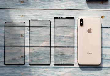 Передняя панель смартфона Sony Xperia XZ4 с экраном 21:9 позирует на фото рядом с iPhone XS Max