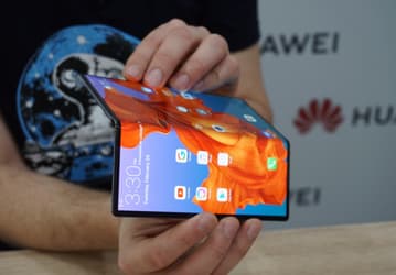 Эксклюзив: складной смартфон Huawei Mate X с гибким экраном опробован в работе