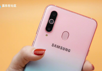Смартфон Samsung Galaxy A8s Female Edition красуется на качественных фото