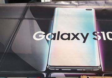 Флагманский смартфон Samsung Galaxy S10+ показан на первом рекламном баннере