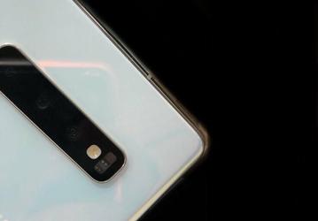 Смартфон Samsung Galaxy S10+ в топовой версии с керамическим покрытием позирует на живом фото