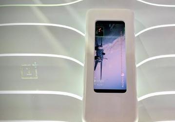 Флагман OnePlus 7 остался без беспроводной зарядки