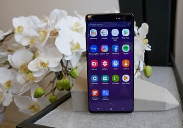 У ненавистников Bixby праздник. Флагманский смартфон Samsung Galaxy S10+ получил первое обновление