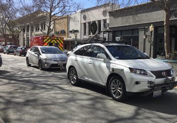 Беспилотные авто Waymo в среднем требуют вмешательства водителя один раз на 18 000 км, а у Apple — на 1,8 км