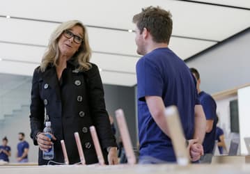И ещё одна потеря: из Apple ушла Анджела Арендтс, которая в своё время придумала актуальную концепцию магазинов Apple Store