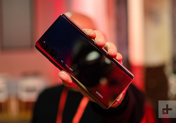 Huawei P30 Pro показали на MWC 2019, но на фото запечатлен другой смартфон 